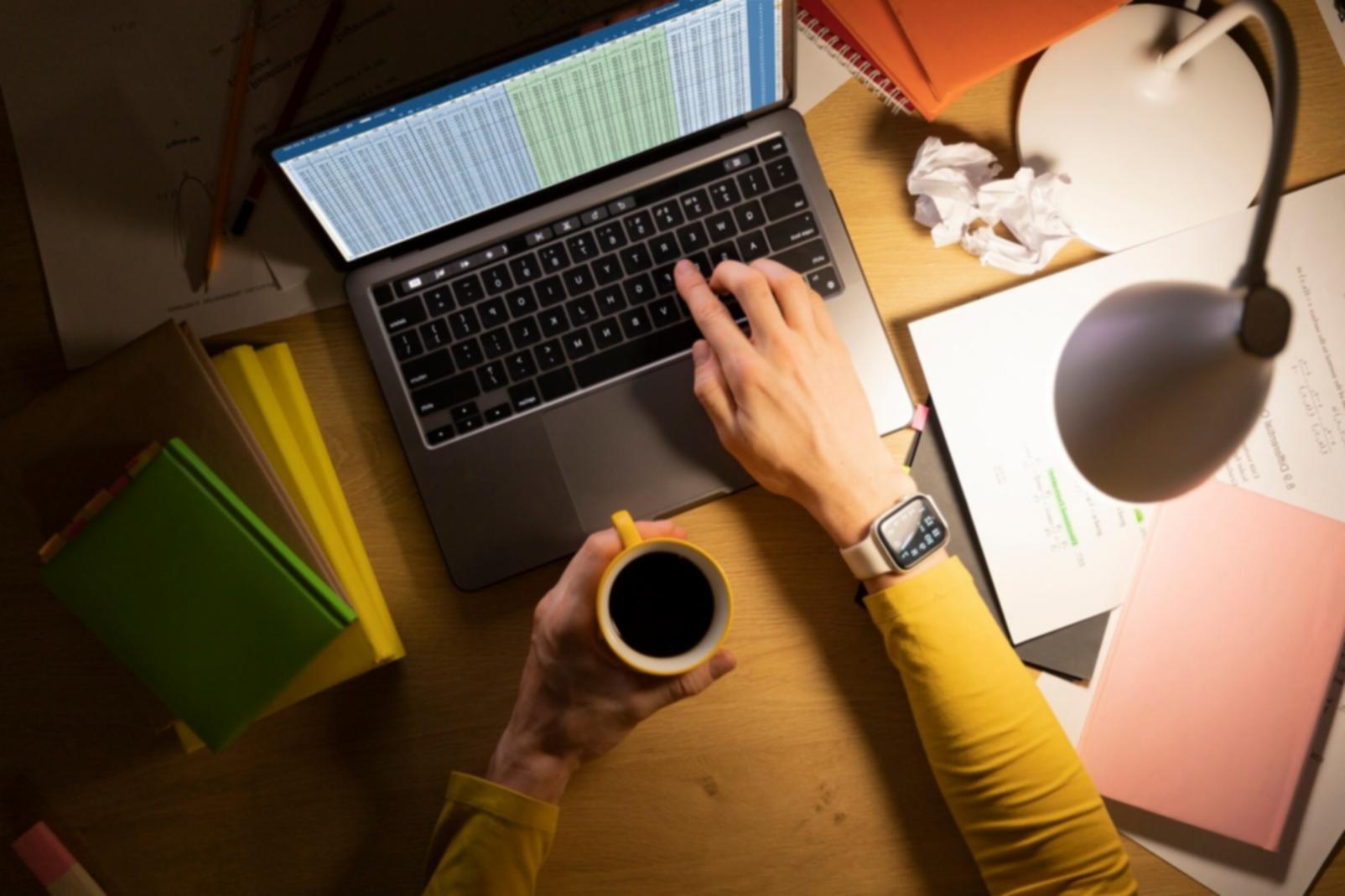 Análisis financiero profesional con gráficos y documentos